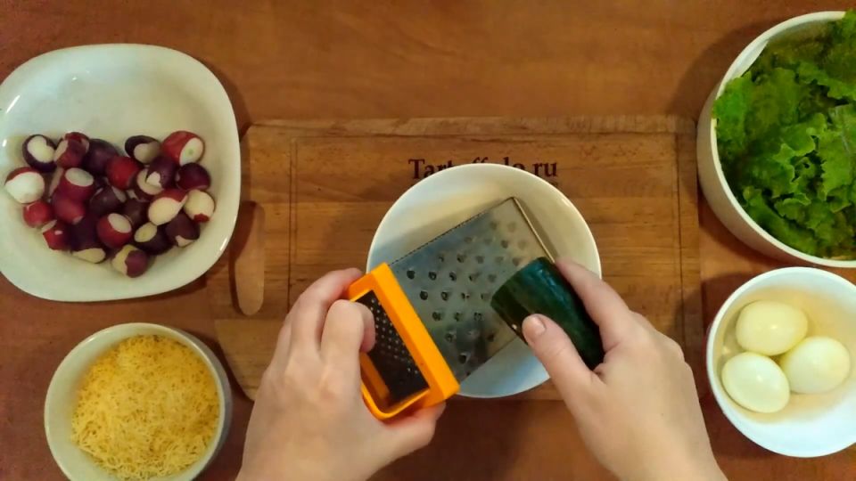 Слоёный салат с редисом: освежающая гармония вкуса