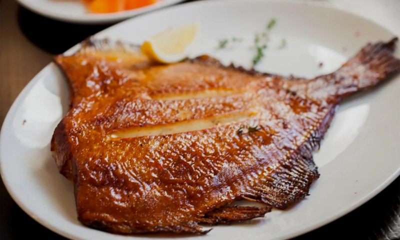 Как пожарить камбалу целиком: простой рецепт для идеального ужина