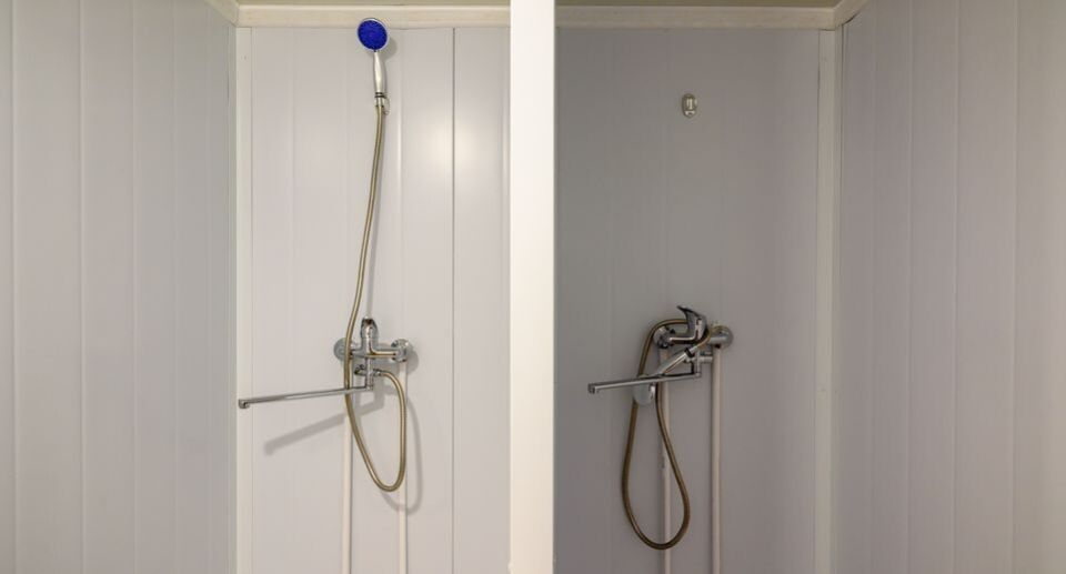 Как вернуть душевой лейке прежнюю жизнь: советы по очистке от известкового налета