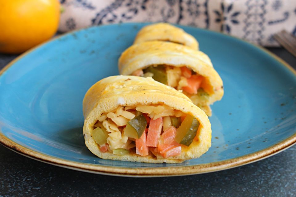 Яичный рулет с начинкой из красной рыбы