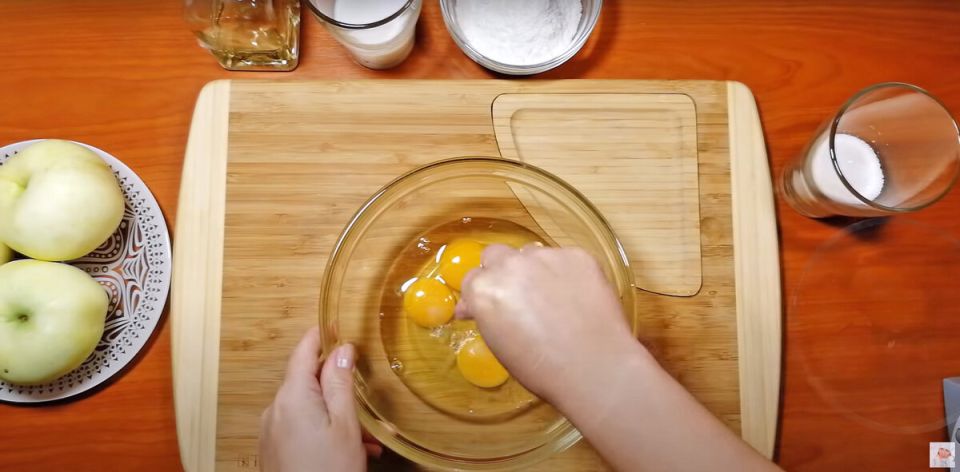 Быстрый десерт к чаю: яблоки в карамели всего за 15 минут!