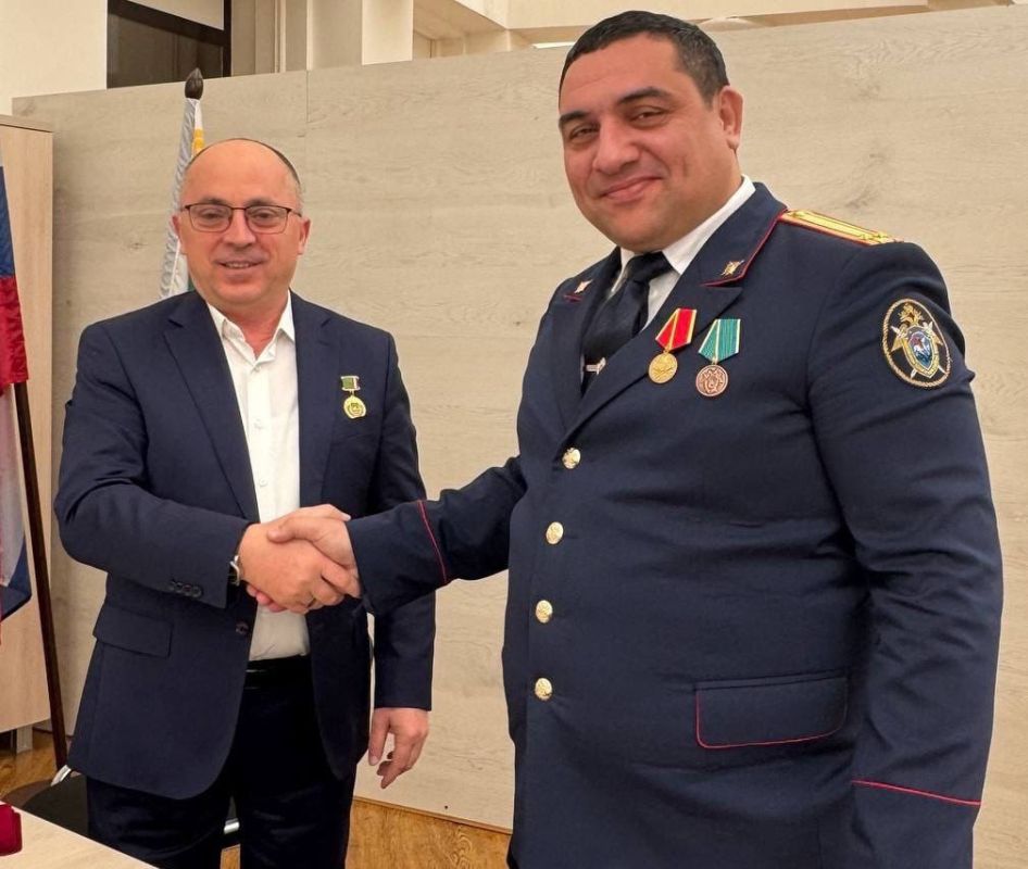 Исполняющий обязанности помощника руководителя (по общественно-политической работе) следственного управления Арби Байраков и сотрудники отдела криминалистики следственного управления СК России по Чеченской Республике приняли... Исполняющий обязанности помощника руководителя (по общественно-политической работе) следственного управления Арби Байраков и сотрудники отдела криминалистики следственного управления СК России по Чеченской Республике приняли...