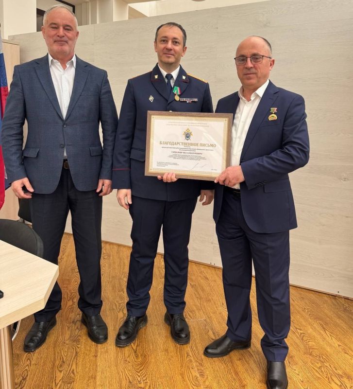 Исполняющий обязанности помощника руководителя (по общественно-политической работе) следственного управления Арби Байраков и сотрудники отдела криминалистики следственного управления СК России по Чеченской Республике приняли... Исполняющий обязанности помощника руководителя (по общественно-политической работе) следственного управления Арби Байраков и сотрудники отдела криминалистики следственного управления СК России по Чеченской Республике приняли...