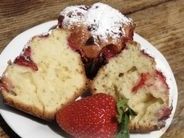 Нежные маффины со сметаной и клубникой