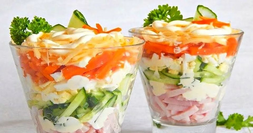 Яркий салат-коктейль с ветчиной и сыром: идеальное блюдо для праздника