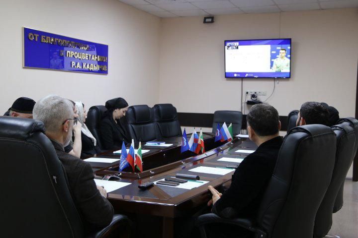 Валид Зайналабдиев принял участие в селекторном совещании, посвященном реализации проекта «Финансовая опора для семей Героев» Валид Зайналабдиев принял участие в селекторном совещании, посвященном реализации проекта «Финансовая опора для семей Героев»