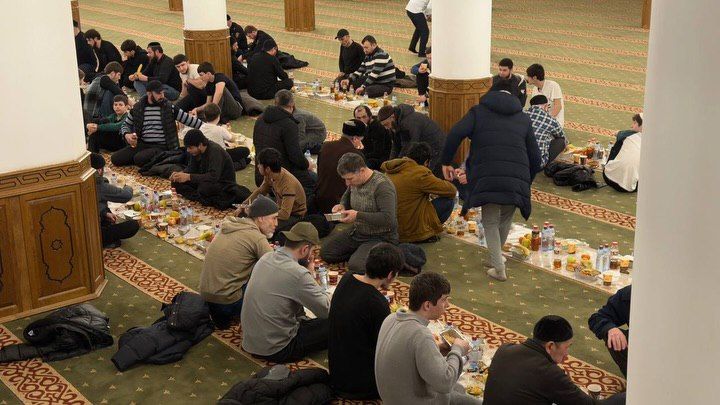 В течение всего месяца Рамадан в мечети «Сердце Чечни» в Грозном будут проходить коллективные ифтары, организованные за счёт Регионального общественного фонда имени Первого Президента Чеченской Республики, Героя России... В течение всего месяца Рамадан в мечети «Сердце Чечни» в Грозном будут проходить коллективные ифтары, организованные за счёт Регионального общественного фонда имени Первого Президента Чеченской Республики, Героя России...