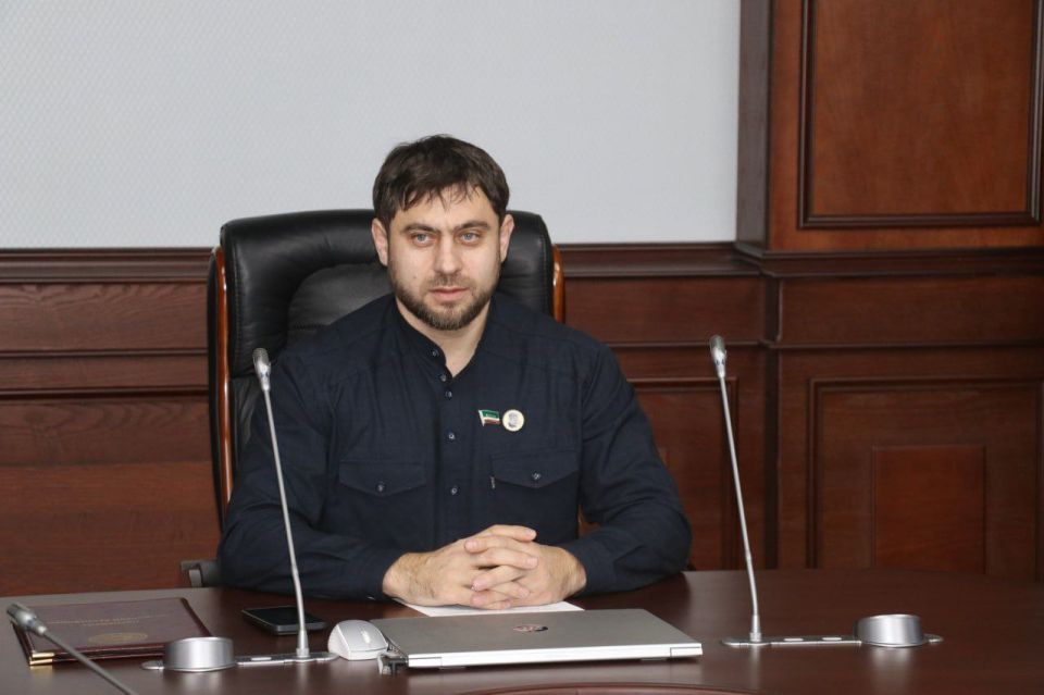 Артур Хаджиев провел заседание профильного комитета Артур Хаджиев провел заседание профильного комитета