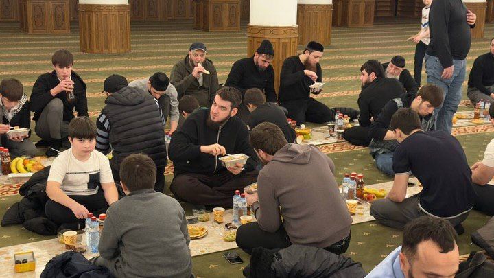 В течение всего месяца Рамадан в мечети «Сердце Чечни» в Грозном будут проходить коллективные ифтары, организованные за счёт Регионального общественного фонда имени Первого Президента Чеченской Республики, Героя России... В течение всего месяца Рамадан в мечети «Сердце Чечни» в Грозном будут проходить коллективные ифтары, организованные за счёт Регионального общественного фонда имени Первого Президента Чеченской Республики, Героя России...