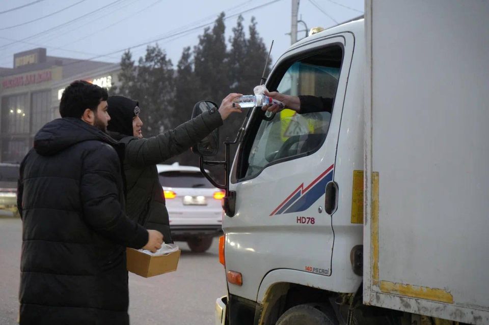 В Чеченской Республике стартовала акция "Ифтар в дороге" В Чеченской Республике стартовала акция "Ифтар в дороге"