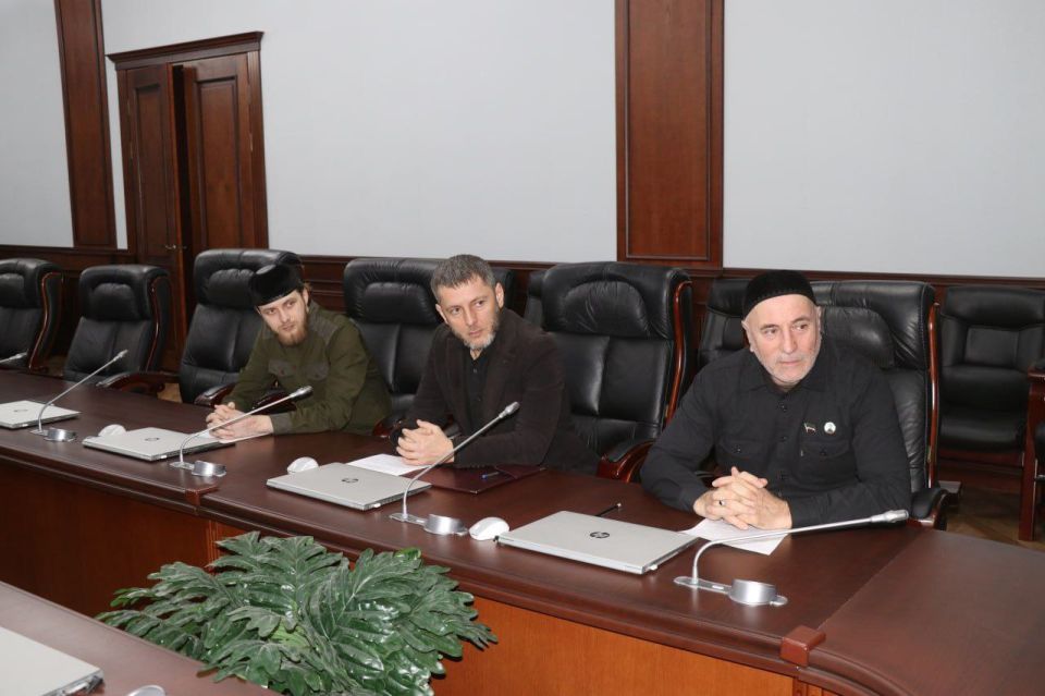 Артур Хаджиев провел заседание профильного комитета Артур Хаджиев провел заседание профильного комитета