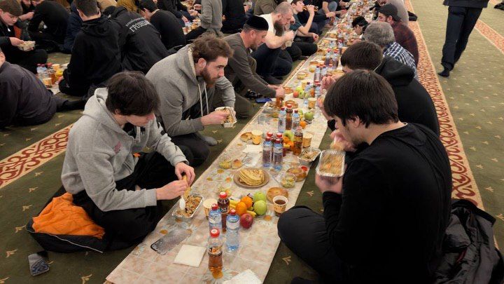 В течение всего месяца Рамадан в мечети «Сердце Чечни» в Грозном будут проходить коллективные ифтары, организованные за счёт Регионального общественного фонда имени Первого Президента Чеченской Республики, Героя России... В течение всего месяца Рамадан в мечети «Сердце Чечни» в Грозном будут проходить коллективные ифтары, организованные за счёт Регионального общественного фонда имени Первого Президента Чеченской Республики, Героя России...