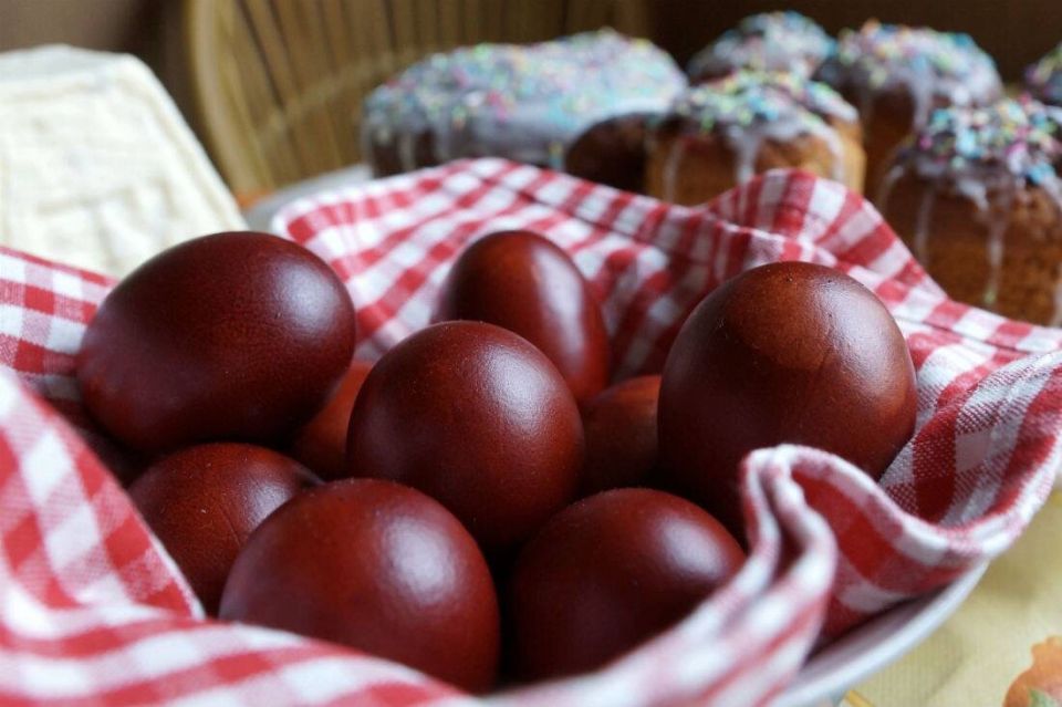 Яркие традиции: Как покрасить Пасхальные яйца корнем эндро