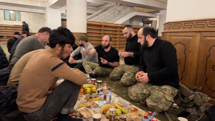 В течение всего месяца Рамадан в мечети «Сердце Чечни» в Грозном будут проходить коллективные ифтары, организованные за счёт Регионального общественного фонда имени Первого Президента Чеченской Республики, Героя России... В течение всего месяца Рамадан в мечети «Сердце Чечни» в Грозном будут проходить коллективные ифтары, организованные за счёт Регионального общественного фонда имени Первого Президента Чеченской Республики, Героя России...