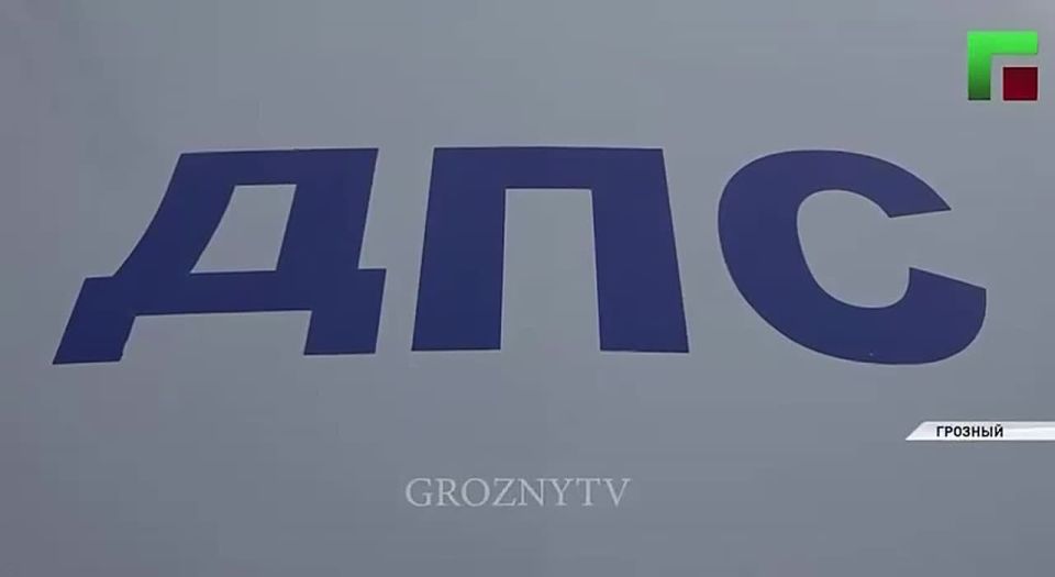 Сотрудники Госавтоинспекции раздают водителям и пассажирам молоко и финики от РОФ им. А.-Х. Кадырова