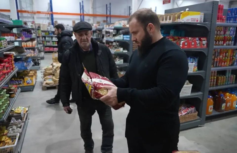 По поручению Главы ЧР, Героя России Рамзана Кадырова в рамках борьбы с необоснованным ростом цен на социально значимые продукты в секторе N6 Грозненского муниципального района, куратором которого является Майрбек Хасиев... По поручению Главы ЧР, Героя России Рамзана Кадырова в рамках борьбы с необоснованным ростом цен на социально значимые продукты в секторе N6 Грозненского муниципального района, куратором которого является Майрбек Хасиев...