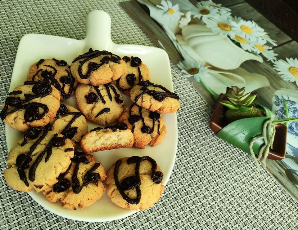 Сладкое искушение: Миндальное кето печенье с клюквой