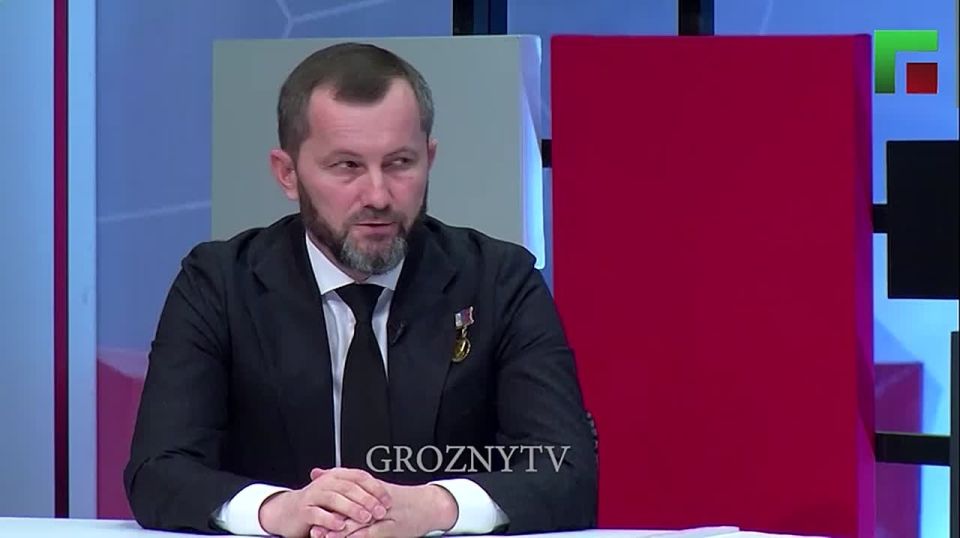 18 февраля в теле и радио эфире ЧГТРК «Грозный» прошел прямой эфир программы «Особый разговор» с министром образования и науки ЧР Хож-Бауди Дааевым, в ходе которого местные жители задавали интересующие их вопросы