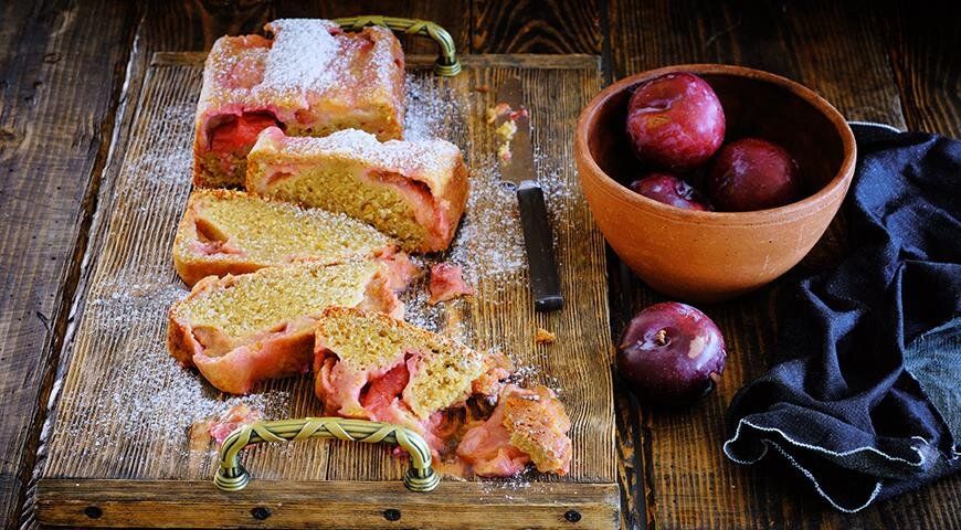 Ароматный кекс с сокровищами из слив и пряностями