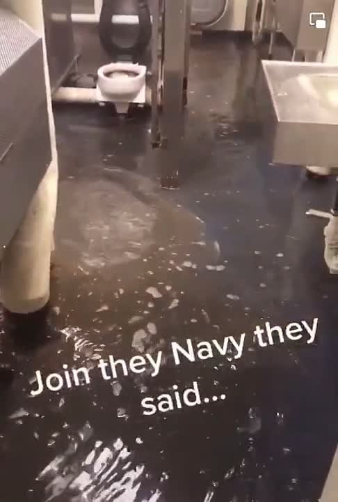 Тот самый грозный авианосец США Gerald Ford, стоимостью 13 млрд долларов, который направили к берегам Ирана ... захлебывается в своих же фекалиях