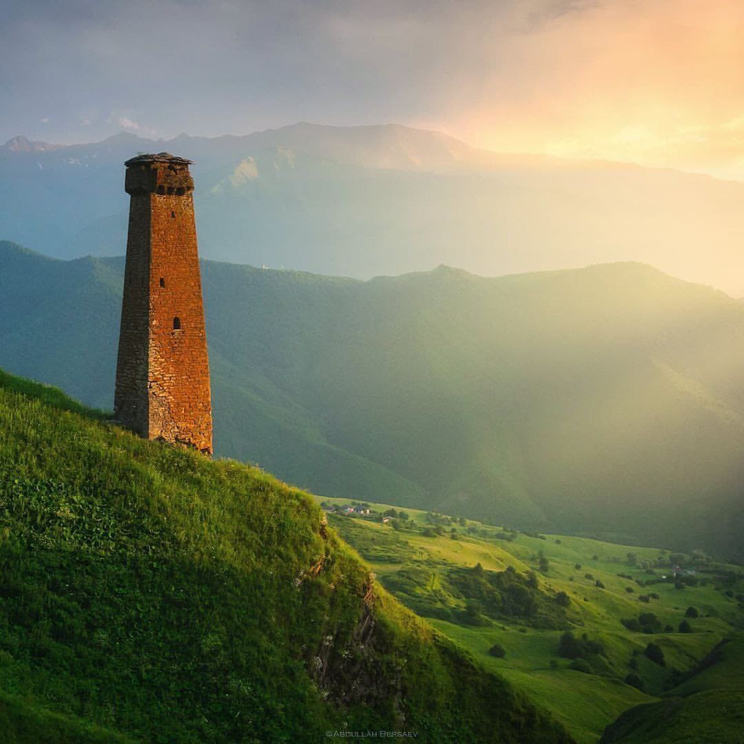 В горах Чечни, среди суровых скал и глубоких ущелий, время словно остановилось В горах Чечни, среди суровых скал и глубоких ущелий, время словно остановилось