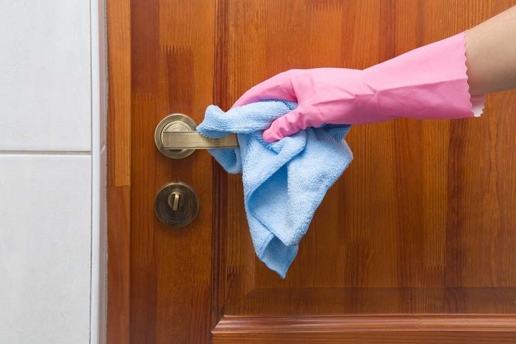 Как удалить жирные пятна с деревянных дверей: простые советы