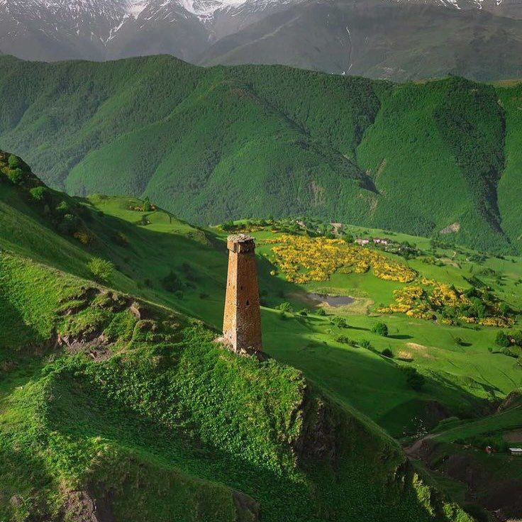 В горах Чечни, среди суровых скал и глубоких ущелий, время словно остановилось В горах Чечни, среди суровых скал и глубоких ущелий, время словно остановилось