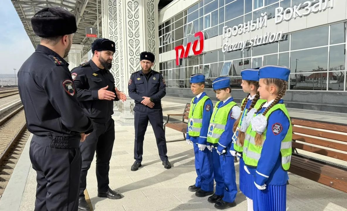 Отряд юных инспекторов движения из Каргалинской средней общеобразовательной школы №1 посетил железнодорожный вокзал города Грозного