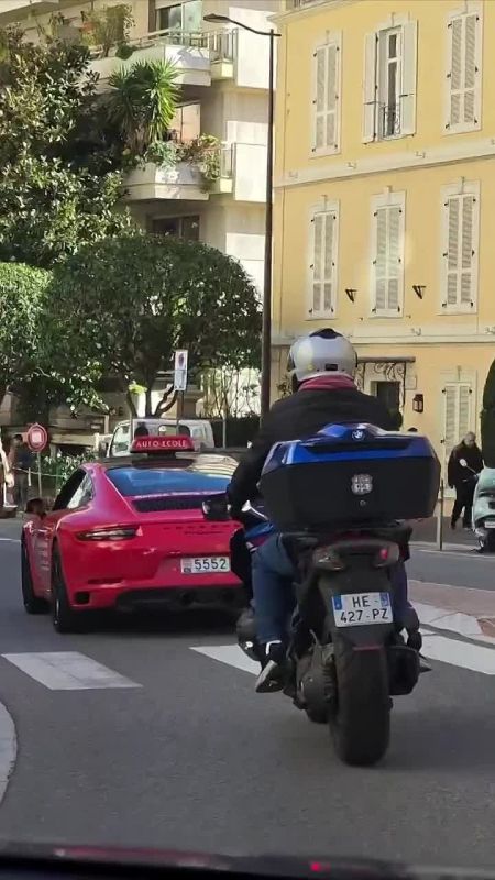 В автошколе Монако учат вождению на спортивной Porsche 911 Carrera