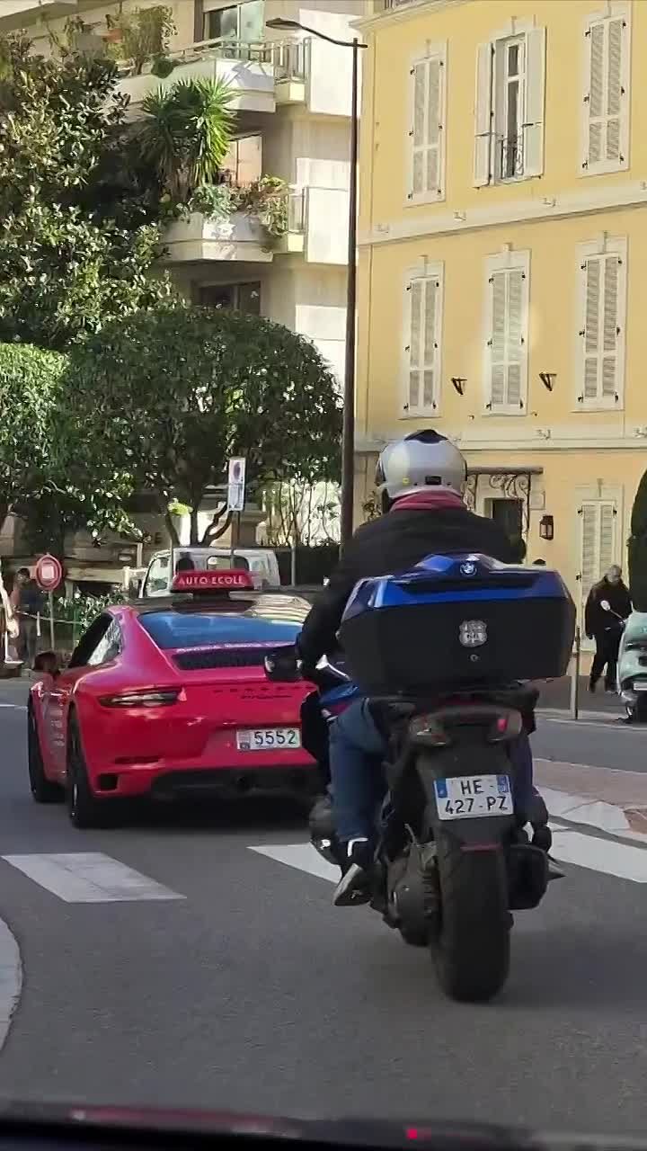 В автошколе Монако учат вождению на спортивной Porsche 911 Carrera