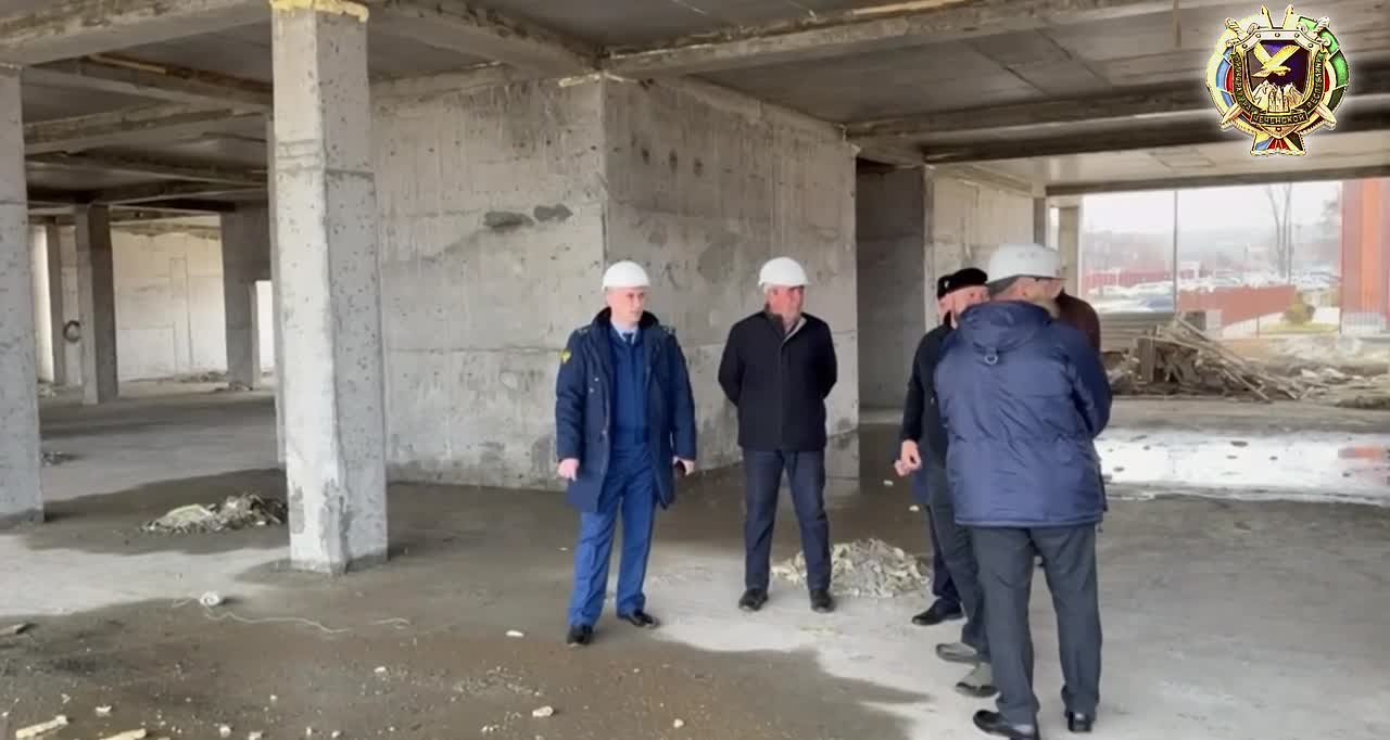 Нацпроекты: стройка школы. Во исполнение поручения прокурора республики Арсана Адаева прокурором Висаитовского района г. Грозного Абу Чинчаевым совместно с сотрудниками полиции, представителями заказчика и подрядной...