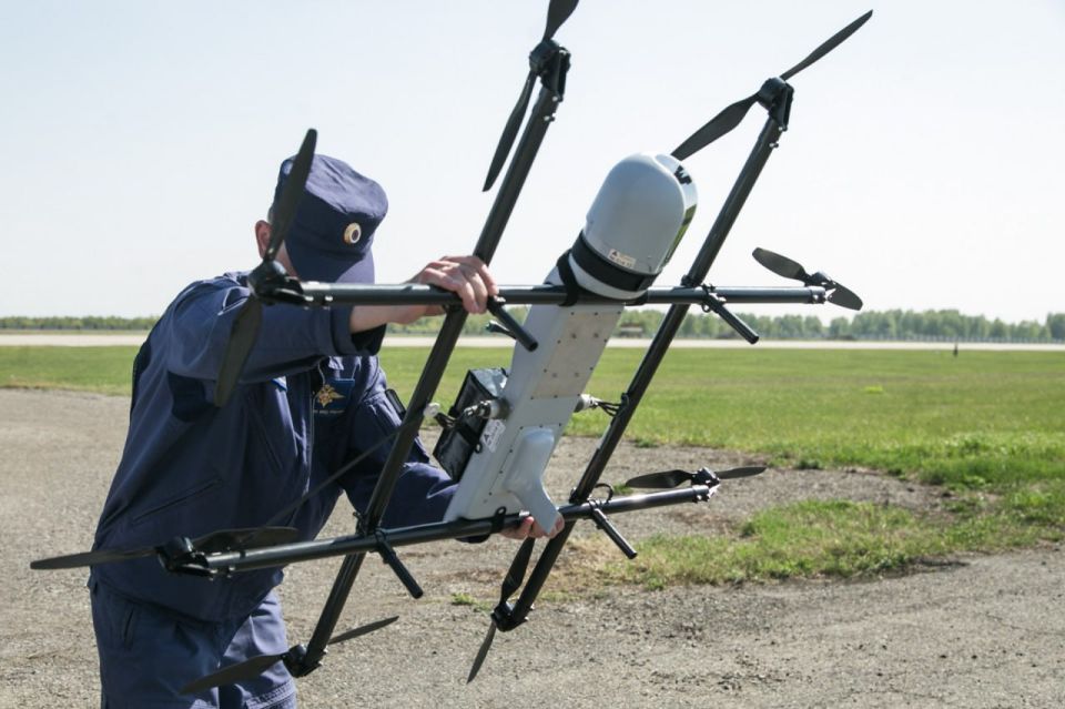 В России будет летать специальный дрон-полицейский, который сможет разгонять нарушителей перцовыми баллончиками