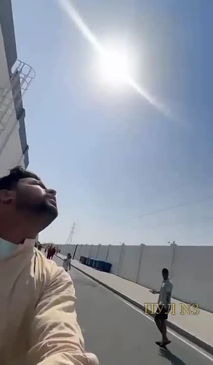 Местные СМИ сообщают, что обломки ракеты падают в Катаре прямо на людей