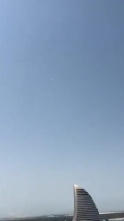 Звуки взрывов слышны также в Дубае, передает Reuters