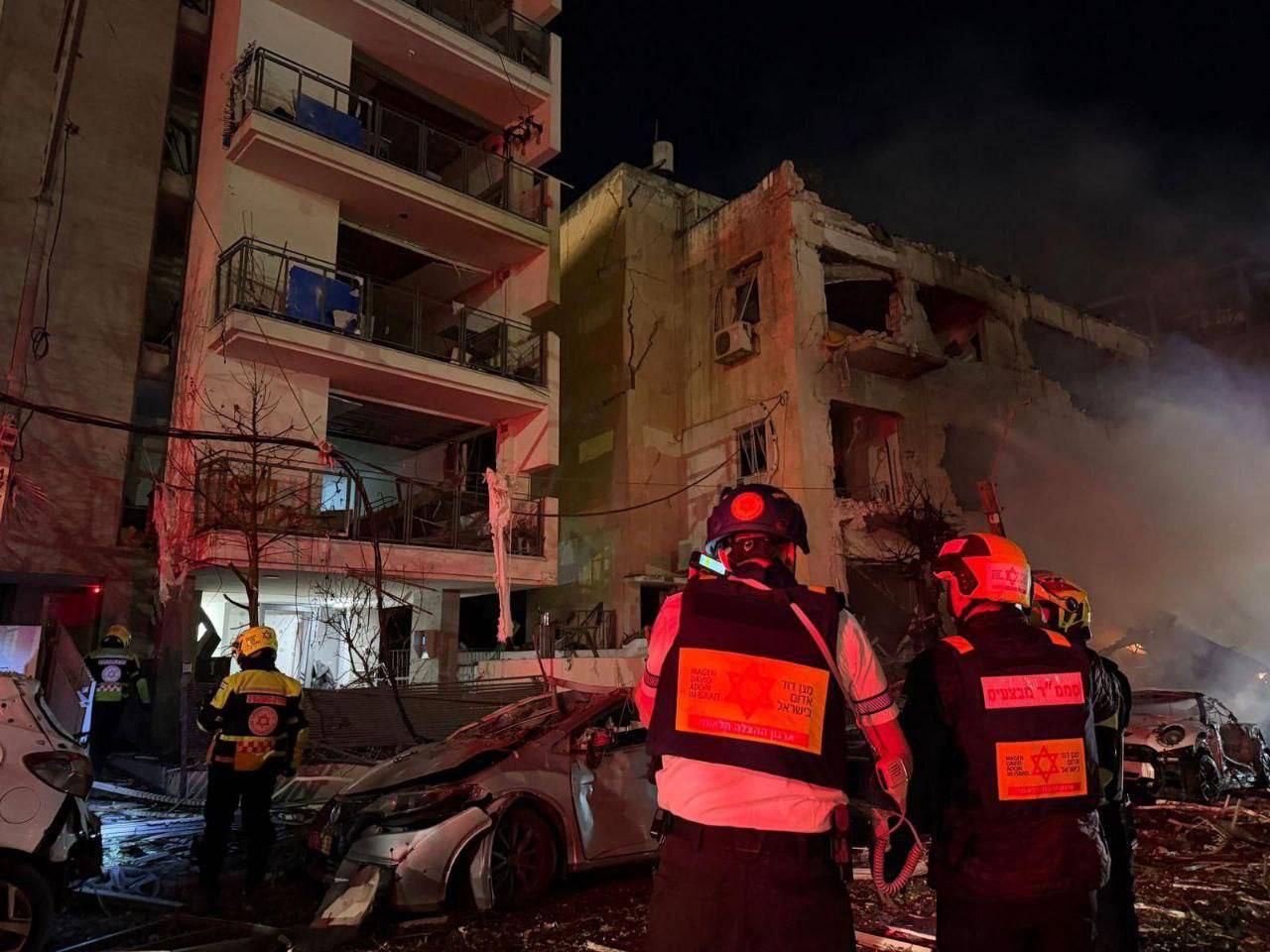 Иран наносит удары по Тель-Авиву Иран наносит удары по Тель-Авиву