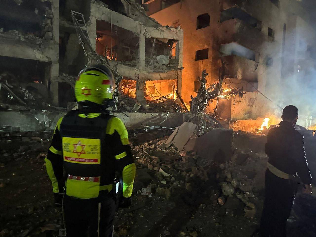 Иран наносит удары по Тель-Авиву Иран наносит удары по Тель-Авиву