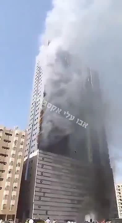 В Дубае иранский беспилотник попал в жилую многоэтажку, вызвав пожар, передают СМИ