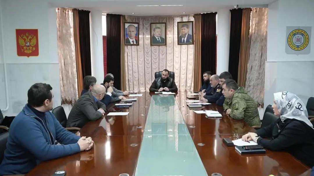 Заместитель министра ЧР по национальной политике, внешним связям, печати и информации Джабраил Абулвагапов провел заседание рабочей группы комиссии по вопросам социальной поддержки участников специальной военной операции и... Заместитель министра ЧР по национальной политике, внешним связям, печати и информации Джабраил Абулвагапов провел заседание рабочей группы комиссии по вопросам социальной поддержки участников специальной военной операции и...