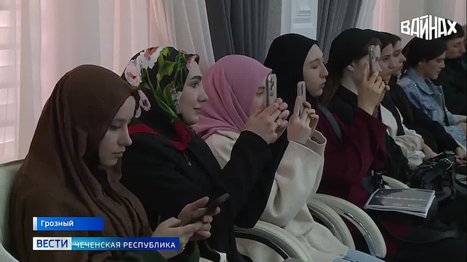 Основными темами мероприятия стали методы популяризации чеченского языка среди молодежи и успешные практики его интеграции в современную образовательную среду
