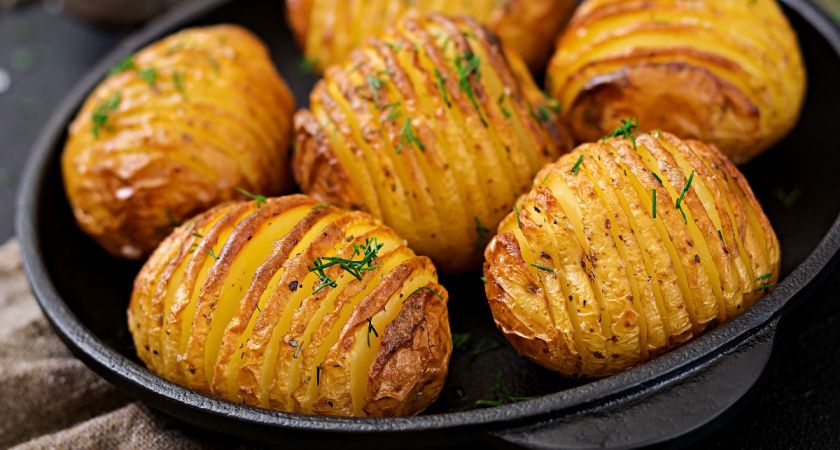 Новый взгляд на картошку: гармошка с камамбером и паприкой