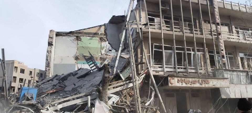 Последствия атаки дронов на здание Красного Полумесяца в иранском городе Мехабаде