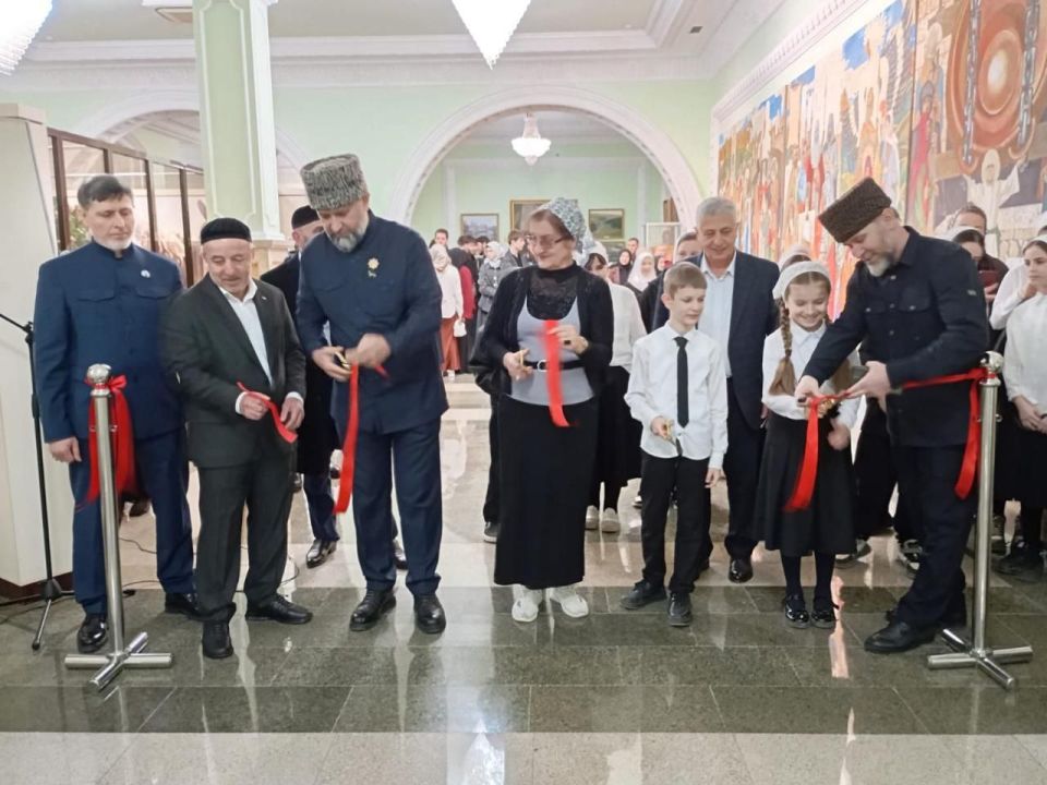 Депутаты приняли участие в открытии выставки «Весеннее настроение»