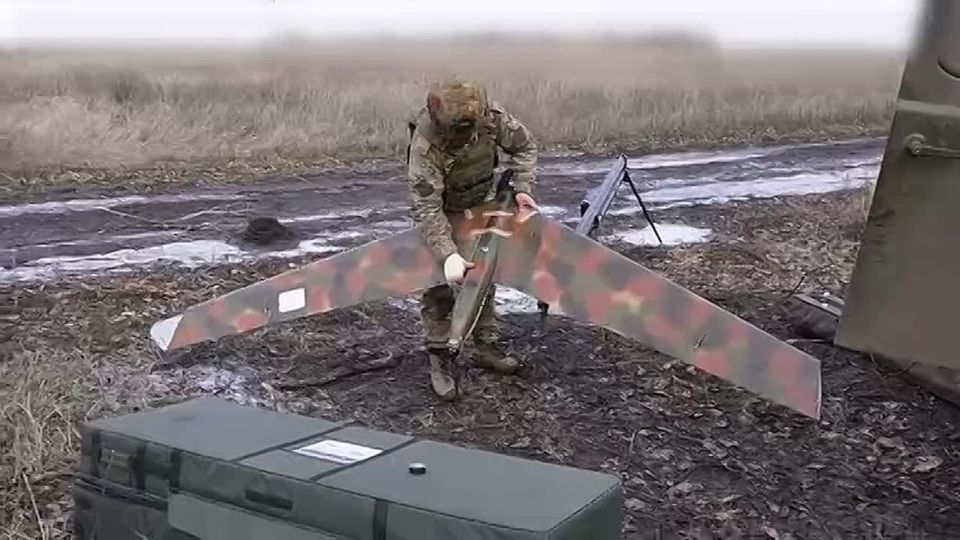 Эдуард Басурин: На кадрах от Минобороны РФ расчёт ударного БПЛА "Ланцет" 120-й дивизии морской пехоты группировки войск "Центр" готовится нанести сокрушительный удар по самоходной артиллерийской установке ВСУ на...