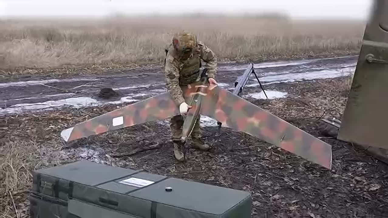 Эдуард Басурин: На кадрах от Минобороны РФ расчёт ударного БПЛА "Ланцет" 120-й дивизии морской пехоты группировки войск "Центр" готовится нанести сокрушительный удар по самоходной артиллерийской установке ВСУ на...