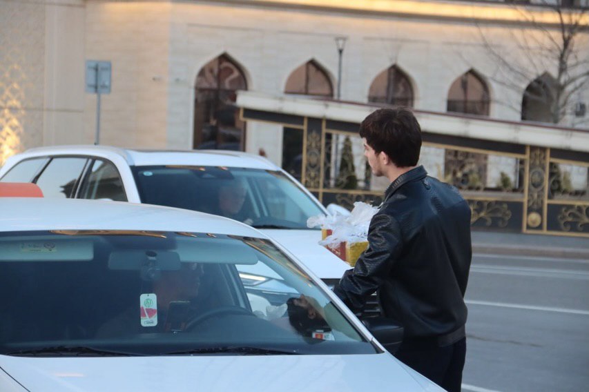 С начала священного месяца Рамадан на дорогах Чеченской Республики проходит акция «Ифтар в дороге», традиционно организованная Региональным общественным фондом имени Первого Президента ЧР Ахмата-Хаджи Кадырова С начала священного месяца Рамадан на дорогах Чеченской Республики проходит акция «Ифтар в дороге», традиционно организованная Региональным общественным фондом имени Первого Президента ЧР Ахмата-Хаджи Кадырова