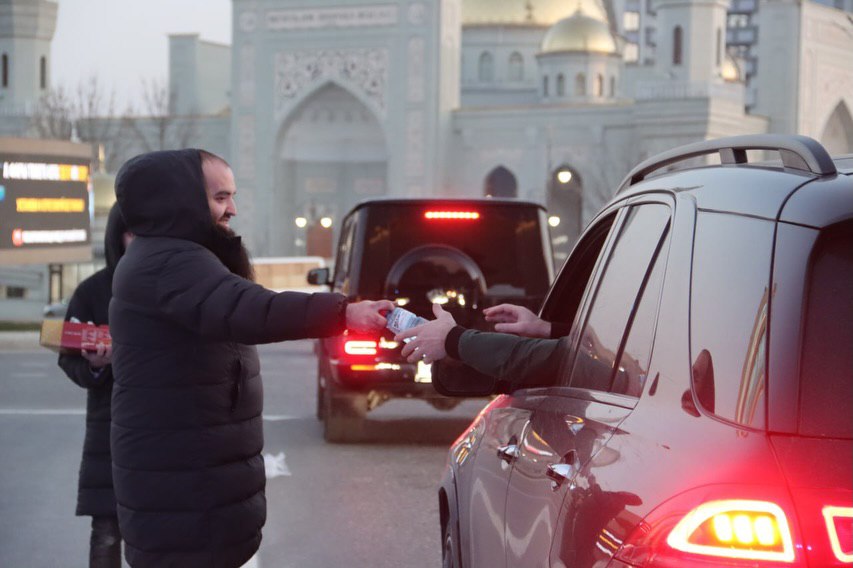 С начала священного месяца Рамадан на дорогах Чеченской Республики проходит акция «Ифтар в дороге», традиционно организованная Региональным общественным фондом имени Первого Президента ЧР Ахмата-Хаджи Кадырова С начала священного месяца Рамадан на дорогах Чеченской Республики проходит акция «Ифтар в дороге», традиционно организованная Региональным общественным фондом имени Первого Президента ЧР Ахмата-Хаджи Кадырова