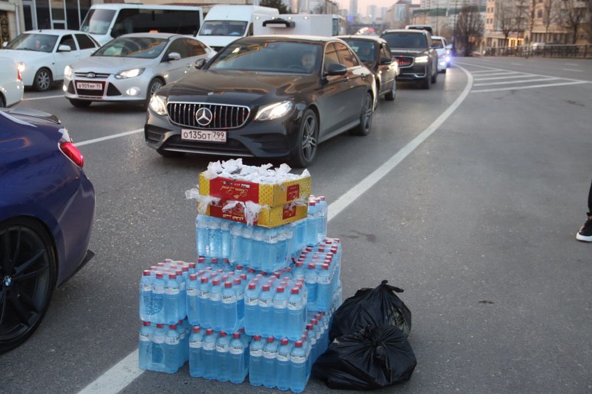 С начала священного месяца Рамадан на дорогах Чеченской Республики проходит акция «Ифтар в дороге», традиционно организованная Региональным общественным фондом имени Первого Президента ЧР Ахмата-Хаджи Кадырова С начала священного месяца Рамадан на дорогах Чеченской Республики проходит акция «Ифтар в дороге», традиционно организованная Региональным общественным фондом имени Первого Президента ЧР Ахмата-Хаджи Кадырова