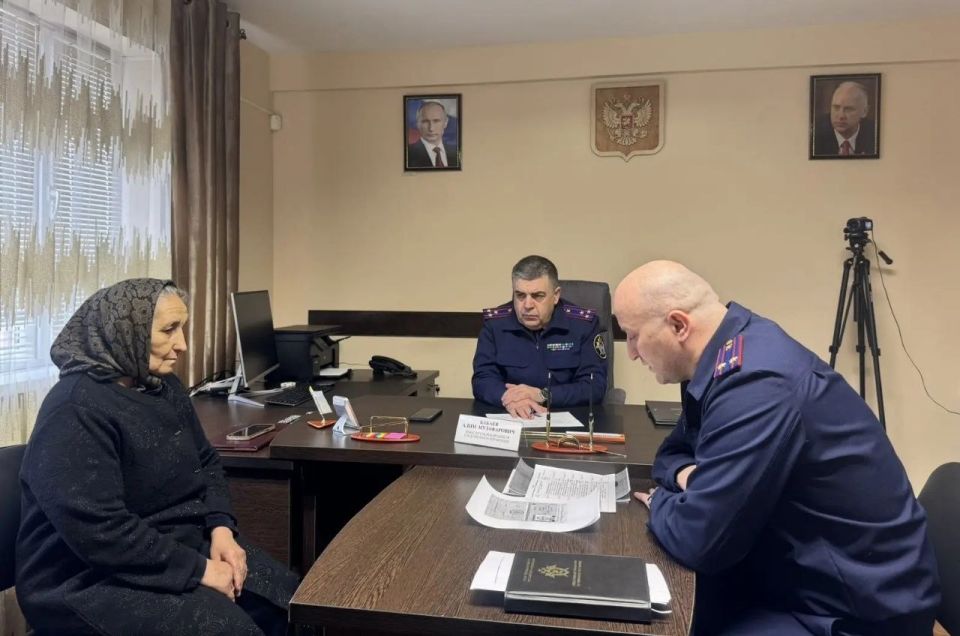 Исполняющий обязанности руководителя следственного управления полковник юстиции Алим Музафарович Бабаев провел личный прием граждан в следственном отделе по Висаитовскому району города Грозного следственного управления СК...