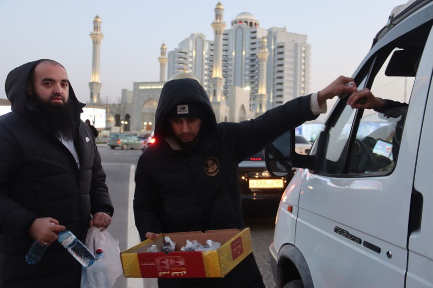 С начала священного месяца Рамадан на дорогах Чеченской Республики проходит акция «Ифтар в дороге», традиционно организованная Региональным общественным фондом имени Первого Президента ЧР Ахмата-Хаджи Кадырова С начала священного месяца Рамадан на дорогах Чеченской Республики проходит акция «Ифтар в дороге», традиционно организованная Региональным общественным фондом имени Первого Президента ЧР Ахмата-Хаджи Кадырова