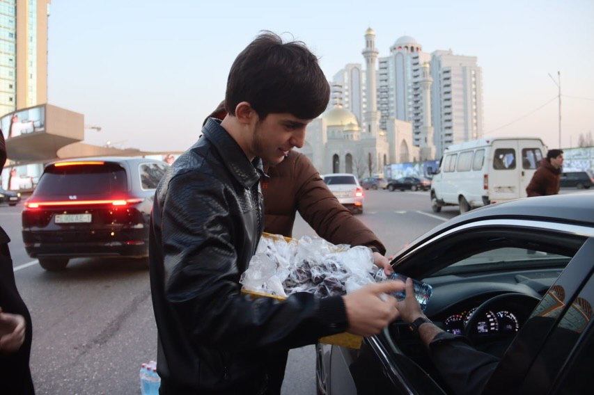 С начала священного месяца Рамадан на дорогах Чеченской Республики проходит акция «Ифтар в дороге», традиционно организованная Региональным общественным фондом имени Первого Президента ЧР Ахмата-Хаджи Кадырова С начала священного месяца Рамадан на дорогах Чеченской Республики проходит акция «Ифтар в дороге», традиционно организованная Региональным общественным фондом имени Первого Президента ЧР Ахмата-Хаджи Кадырова